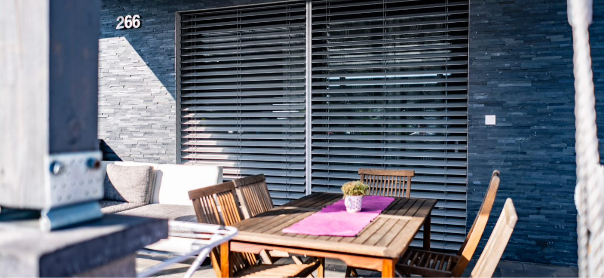 Bodentiefes Fenster mit Außenjalousien