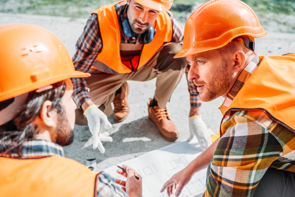 Planer und Bauherren über einem Projekt