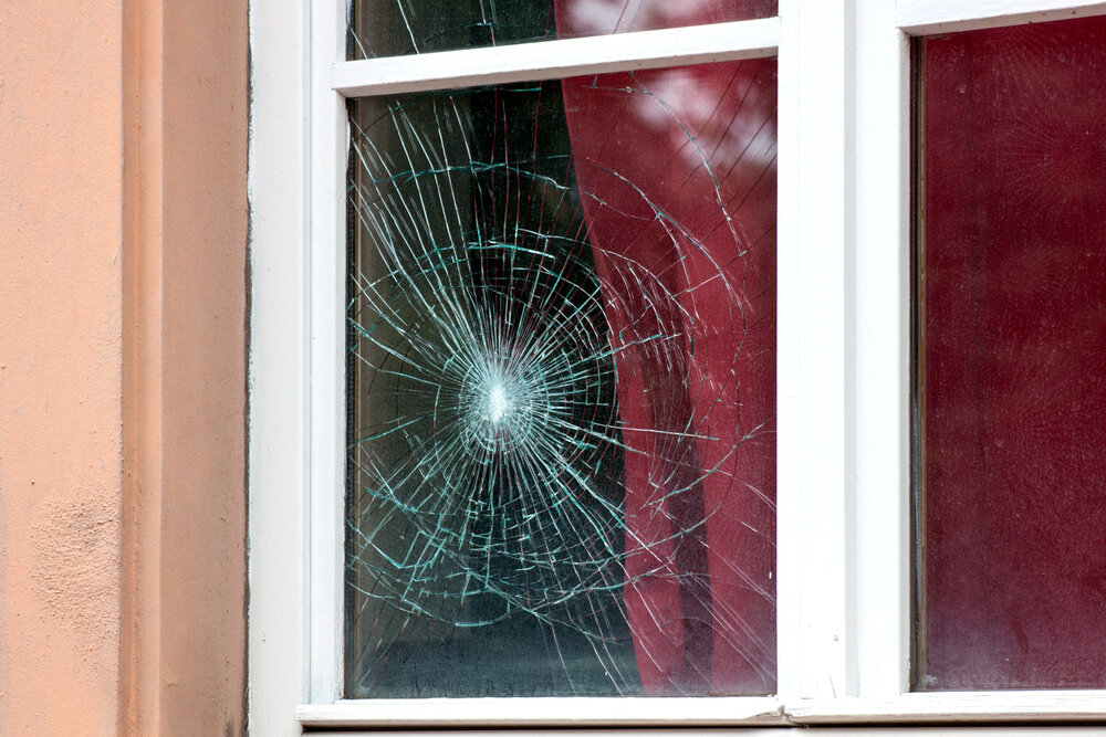 Zerbrochenes Glas in einem Fenster mit Sicherheitsglas
