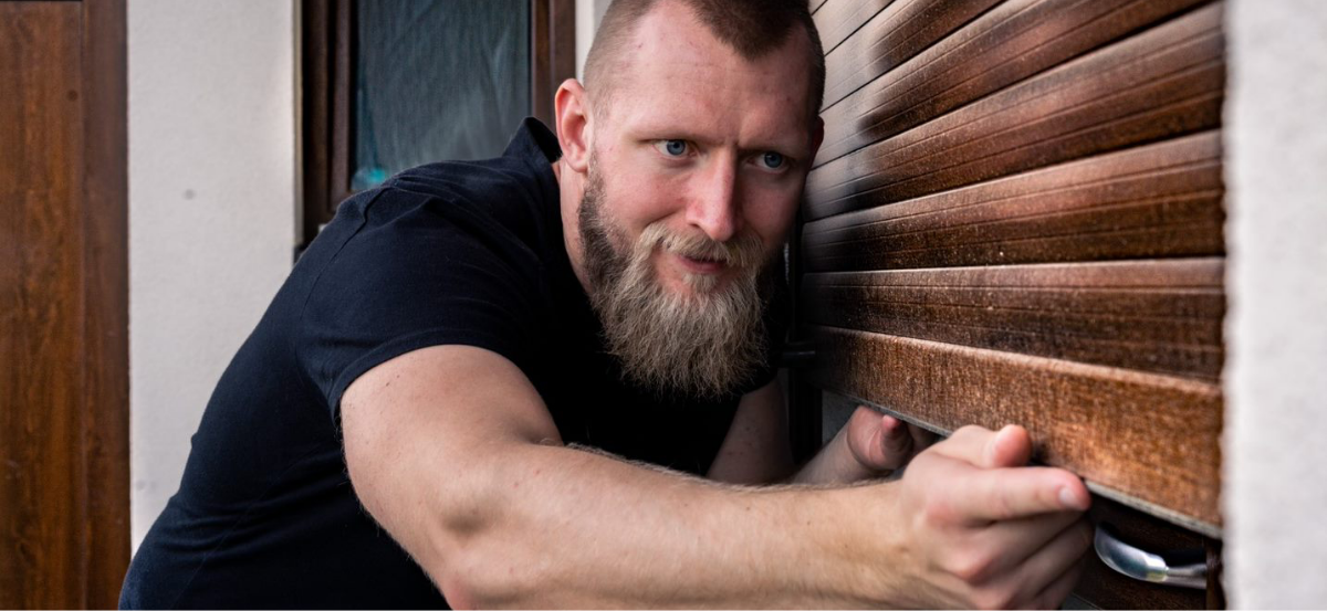 Ein Mann prüft die Funktion der Außenrollläden