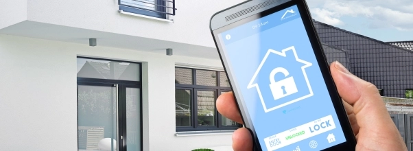 Steuerung der Haussicherheit und der Isolierung über ein Smartphone. Die Haustür kann aus der Ferne ver- und entriegelt werden.