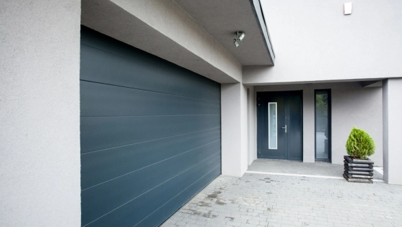 Neues Garagentor in einem Einfamilienhaus