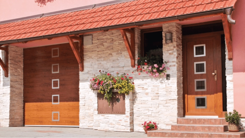 Naturtöne der Fassade, des Tores und der Eingangstür